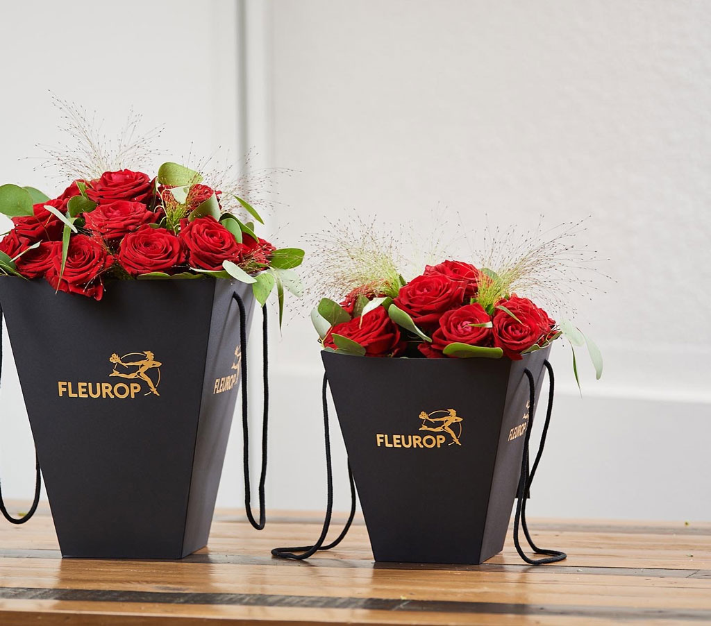 Roter Rosenstrauß in schwarzer Fleurop-Tüte vom Blumenhaus Sündermann